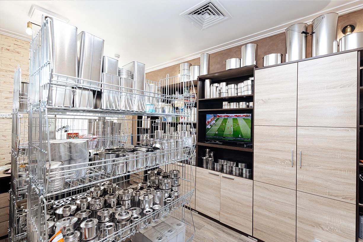 Выставочный зал завода металлической упаковки Тармет Ассортимент жестяной упаковки от производителя Тармет: цилиндрические банки для лакокрасочных материалов, химии и пищевых продуктов.