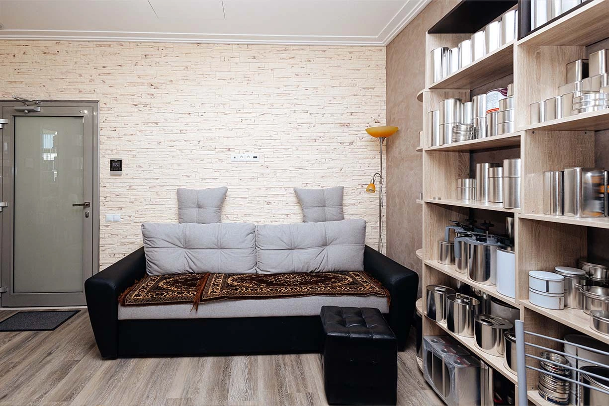 Выставочный зал завода металлической упаковки Тармет Ассортимент жестяной упаковки от производителя Тармет: цилиндрические банки для лакокрасочных материалов, химии и пищевых продуктов.