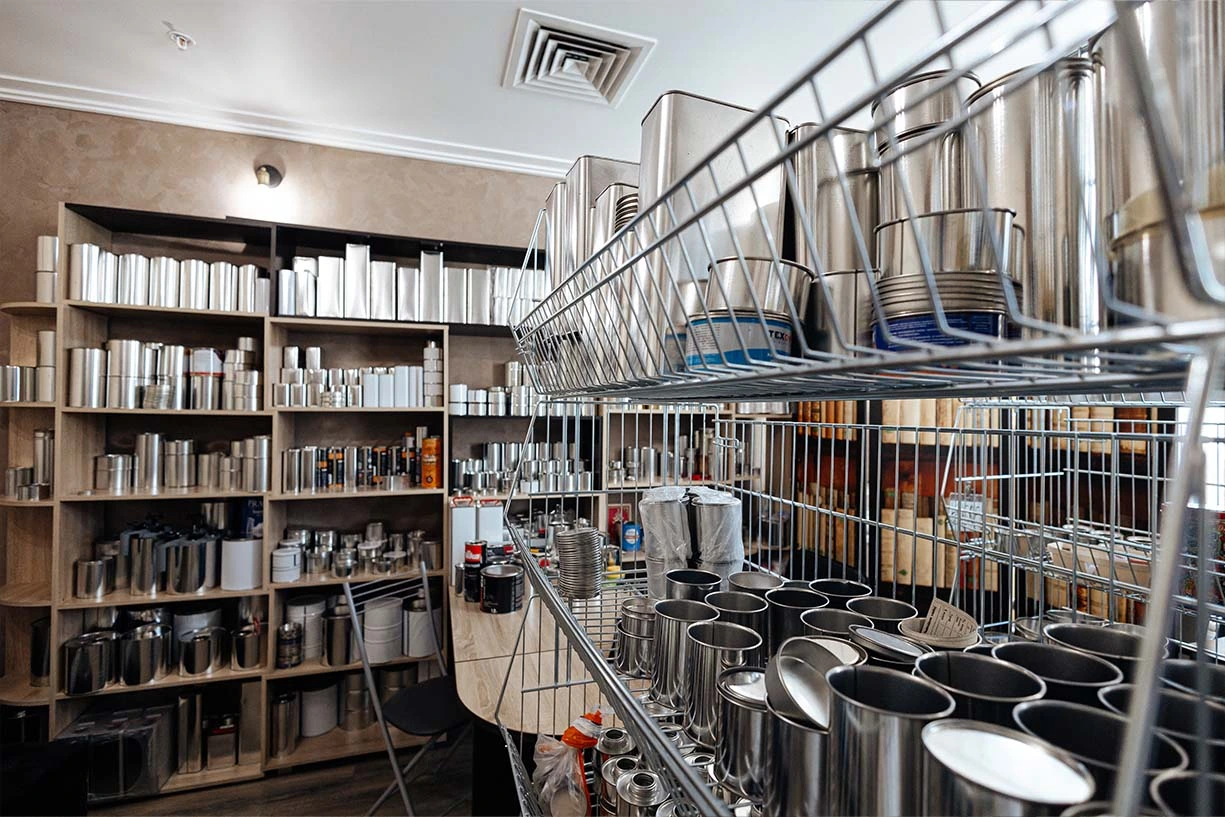 Виды производимой жестяной тары на заводе Тармет Образцы промышленной металлической упаковки и жестяных банок с крышками на складе производителя Тармет.