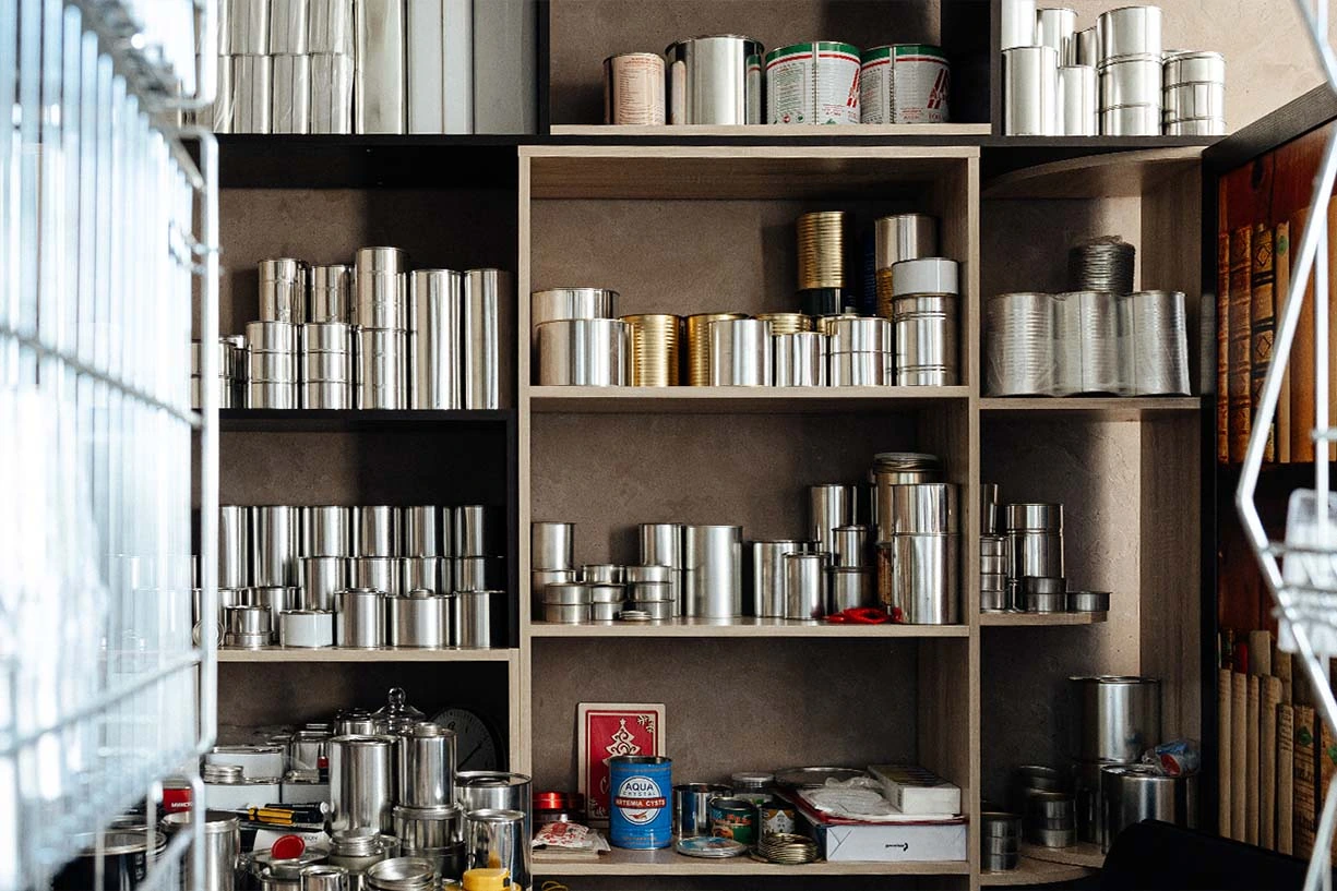 Виды производимой жестяной тары на заводе Тармет Образцы промышленной металлической упаковки и жестяных банок с крышками на складе производителя Тармет.